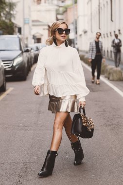 21 Eylül 2018: Milan, İtalya - Milan Moda Haftası sırasında sokak stil kıyafeti - Mfwss19