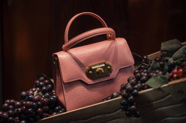 22 Eylül 2018: Milan, İtalya - Milan deposunda lüks Dolce Gabbana çanta.