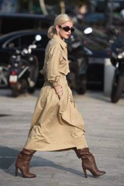 Milan, İtalya - 19 Eylül 2018: Sokak stili kıyafetler Alberta Ferretti moda gösterisi sırasında Milano Moda Haftası - Caroline Daur önce