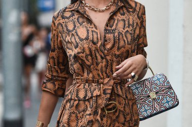 21 Eylül 2018: Milan, İtalya - sokak stili kıyafetler ayrıntılı Milano Moda Haftası sırasında - Mfwss19