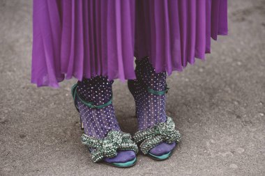 21 Eylül 2018: Milan, İtalya - Milan Fashion Week - sokak stili kavramı - Mfwss19 sırasında ayrıntılı olarak şık ve modaya uygun ayakkabı