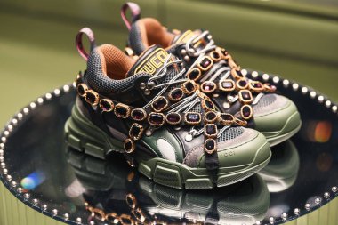 22 Eylül 2018: Milan, İtalya - Milan bir mağaza Gucci lüks ayakkabı.