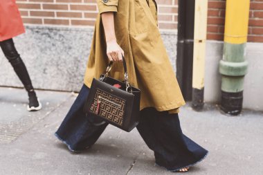20 Eylül 2018: Milan, İtalya - Milan Fashion Week, Fendi Çanta - Pfwss19 kızla sırasında sokak stil kavramı