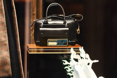 22 Eylül 2018: Milan, İtalya - lüks Prada Ayakkabı ve çanta bir mağaza Milano'da