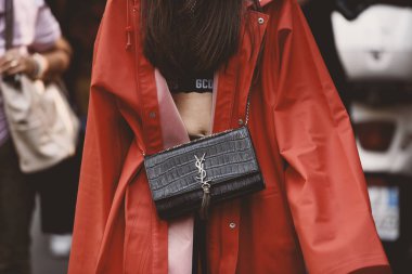 20 Eylül 2018: Milan, İtalya - Milan Fashion Week - Yves Saint Laurent çanta - Mfwss19 sırasında sokak stil kıyafeti