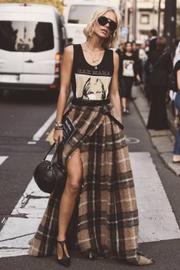 20 Eylül 2018: Milan, İtalya - Milan Moda Haftası sırasında sokak stil kıyafeti - Mfwss19