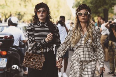 20 Eylül 2018: Milan, İtalya - Milan Moda Haftası sırasında sokak stil kıyafeti - Mfwss19