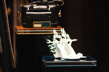 22 Eylül 2018: Milan, İtalya - lüks Prada Ayakkabı ve çanta bir mağaza Milano'da