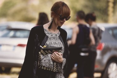 22 Eylül 2018: Milan, İtalya - Milan Moda Haftası sırasında sokak stil kıyafeti - Mfwss19