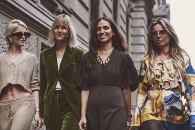 22 Eylül 2018: Milan, İtalya - modelleri, blogcular ve Milano Moda Haftası sırasında moda ve şık görünümlü etkilendiği isimlerden. -Mfwss19