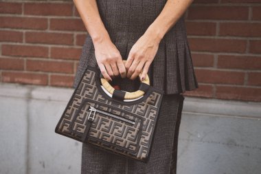 20 Eylül 2018: Milan, İtalya - Milan Fashion Week, Fendi Çanta - Pfwss19 kızla sırasında sokak stil kavramı