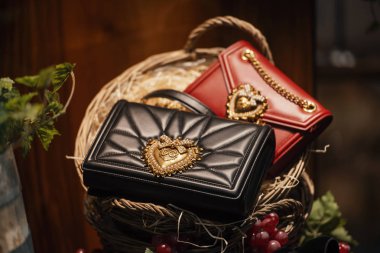 22 Eylül 2018: Milan, İtalya - Milan deposunda Dolce Gabbana çanta.