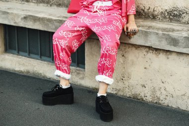 20 Eylül 2018: Milan, İtalya - Milan Moda Haftası sırasında sokak stil kıyafeti - Mfwss19