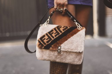 20 Eylül 2018: Milan, İtalya - Milan Fashion Week, Fendi Çanta - Pfwss19 kızla sırasında sokak stil kavramı