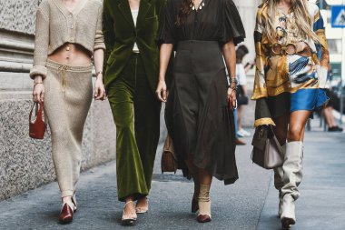 22 Eylül 2018: Milan, İtalya - sokak stili kıyafetler ayrıntılı Milano Moda Haftası sırasında - Mfwss19
