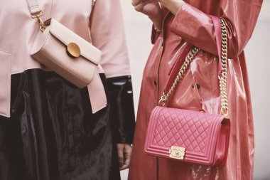 21 Eylül 2018: Milan, İtalya - Milan Fashion Week - sokak stili kavramı - Mfwss19 sırasında bir Chanel çanta giyen etki unsuru