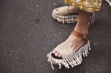 20 Eylül 2018: Milan, İtalya - şık ayakkabı ve sokak stili kıyafet Milano Moda Haftası sırasında - Mfwss19