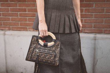 20 Eylül 2018: Milan, İtalya - Milan Fashion Week, Fendi Çanta - Pfwss19 kızla sırasında sokak stil kavramı