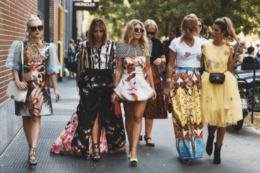 20 Eylül 2018: Milan, İtalya - modelleri, blogcular ve Milano Moda haftasında - Mfwss19 moda ve şık görünümlü etkilendiği isimlerden