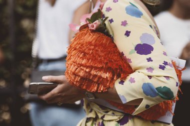 21 Eylül 2018: Milan, İtalya - Milan Moda Haftası sırasında sokak stil kıyafeti - Mfwss19