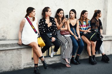 20 Eylül 2018: Milan, İtalya - modelleri, blogcular ve Milano Moda Haftası sırasında moda ve şık görünümlü etkilendiği isimlerden. -Mfwss19
