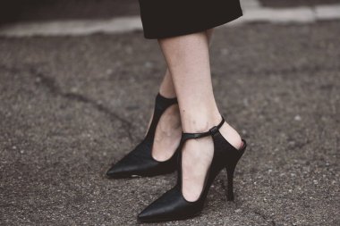 20 Eylül 2018: Milan, İtalya - şık ayakkabı ve sokak stili kıyafet Milano Moda Haftası sırasında - Mfwss19