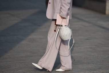 Milan, İtalya - 19 Eylül 2018: Sokak stili kıyafetler önce Alberta Ferretti moda gösterisi sırasında Milan Fashion Week.