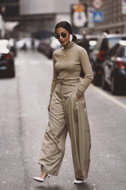 22 Eylül 2018: Milan, İtalya - Milan Moda Haftası sırasında sokak stil kıyafeti - Mfwss19
