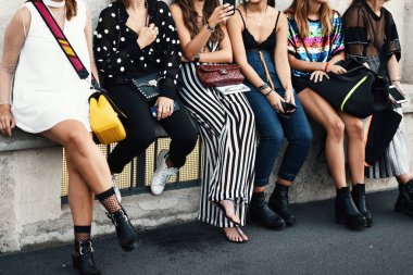 20 Eylül 2018: Milan, İtalya - sokak stili kıyafetler ayrıntılı Milano Moda Haftası sırasında - Mfwss19