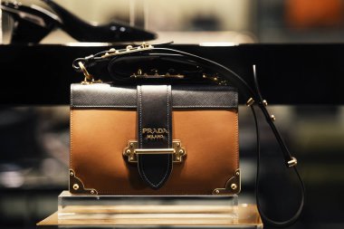 22 Eylül 2018: Milan, İtalya - Milan deposunda lüks Prada çanta.