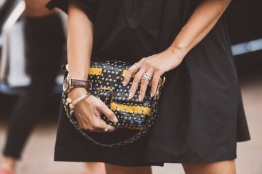 22 Eylül 2018: Milan, İtalya - Milan Moda Haftası sırasında sokak stil kıyafeti - Mfwss19