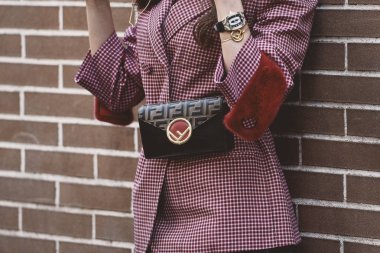 20 Eylül 2018: Milan, İtalya - Fendi giyim - Street style kıyafet Milan Fashion Week - Mfwss19 sırasında