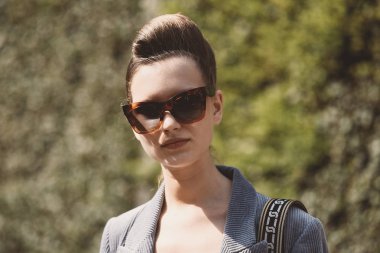21 Eylül 2018: Milan, İtalya - Milan Moda Haftası sırasında sokak stil kıyafeti - Mfwss19