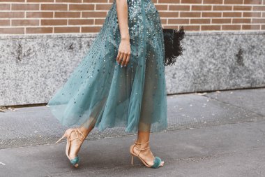 20 Eylül 2018: Milan, İtalya - Milan Fashion Week - sokak stili kavramı - Mfwss19 sırasında ayrıntılı olarak şık ve modaya uygun ayakkabı