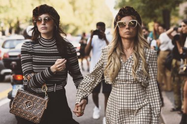 20 Eylül 2018: Milan, İtalya - Milan Moda Haftası sırasında sokak stil kıyafeti - Mfwss19
