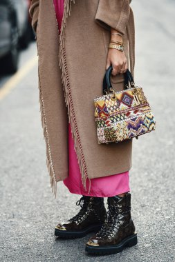 20 Eylül 2018: Milan, İtalya - Milan Moda Haftası sırasında sokak stil kıyafeti - Mfwss19
