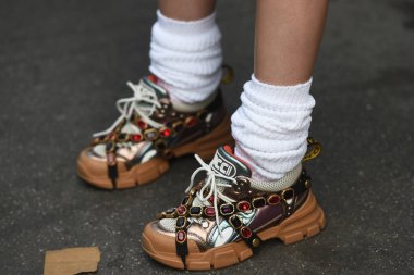Milan, İtalya - 19 Eylül 2018: Sokak stili kıyafetler Jil Sander moda gösterisi sırasında Milan Fashion Week - Gucci süslü ayakkabılar önce