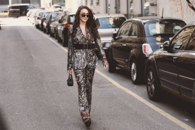 23 Eylül 2018: Milan, İtalya - etkileyen şık kıyafeti Milano Moda Haftası sırasında ile - Mfwss19