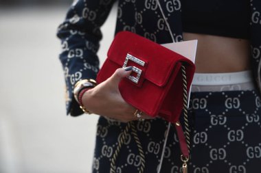 Milan, İtalya - 19 Eylül 2018: Sokak stili kıyafetler Alberta Ferretti moda gösterisi sırasında Milan Fashion Week - Gucci kıyafet önce