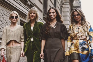 22 Eylül 2018: Milan, İtalya - modelleri, blogcular ve Milano Moda haftasında - Mfwss19 moda ve şık görünümlü etkilendiği isimlerden