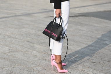 19 Eylül 2018: Milan, İtalya - sokak stili kıyafetler ayrıntılı Milano Moda Haftası sırasında - Mfwss19