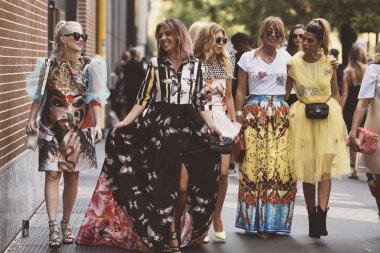 20 Eylül 2018: Milan, İtalya - modelleri, blogcular ve Milano Moda haftasında - Mfwss19 moda ve şık görünümlü etkilendiği isimlerden
