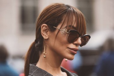 22 Eylül 2018: Milan, İtalya - Milan Moda Haftası sırasında sokak stil kıyafeti - Mfwss19