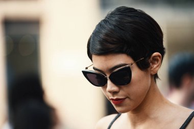 20 Eylül 2018: Milan, İtalya - Milan Moda Haftası sırasında bir moda etki unsuru portresi - Mfwss19
