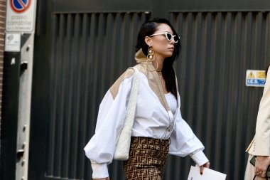 20 Eylül 2018: Milan, İtalya - Milan Moda Haftası sırasında sokak stil kıyafeti - Mfwss19