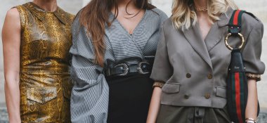 22 Eylül 2018: Milan, İtalya - sokak stili kıyafetler ayrıntılı Milano Moda Haftası sırasında - Mfwss19