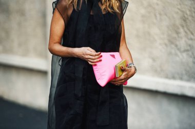 20 Eylül 2018: Milan, İtalya - Milan Moda Haftası sırasında sokak stil kıyafeti - Mfwss19