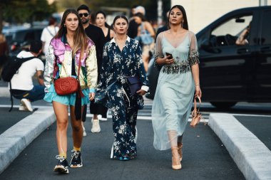 20 Eylül 2018: Milan, İtalya - modelleri, blogcular ve Milano Moda Haftası sırasında moda ve şık görünümlü etkilendiği isimlerden. -Mfwss19