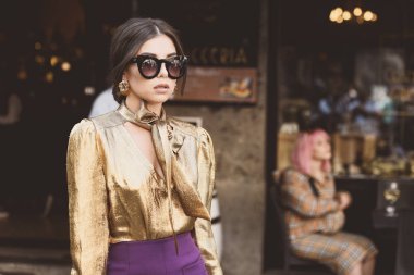 23 Eylül 2018: Milan, İtalya - Milan Moda Haftası sırasında sokak stil kıyafeti - Mfwss19