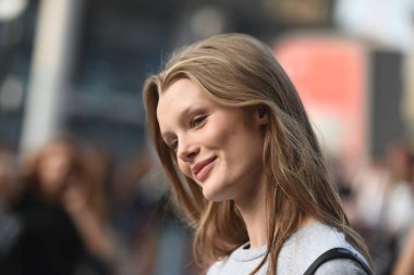 Milan, İtalya - 19 Eylül 2018: Sokak stili kıyafetler önce Alberta Ferretti moda gösterisi sırasında Milan Fashion Week.